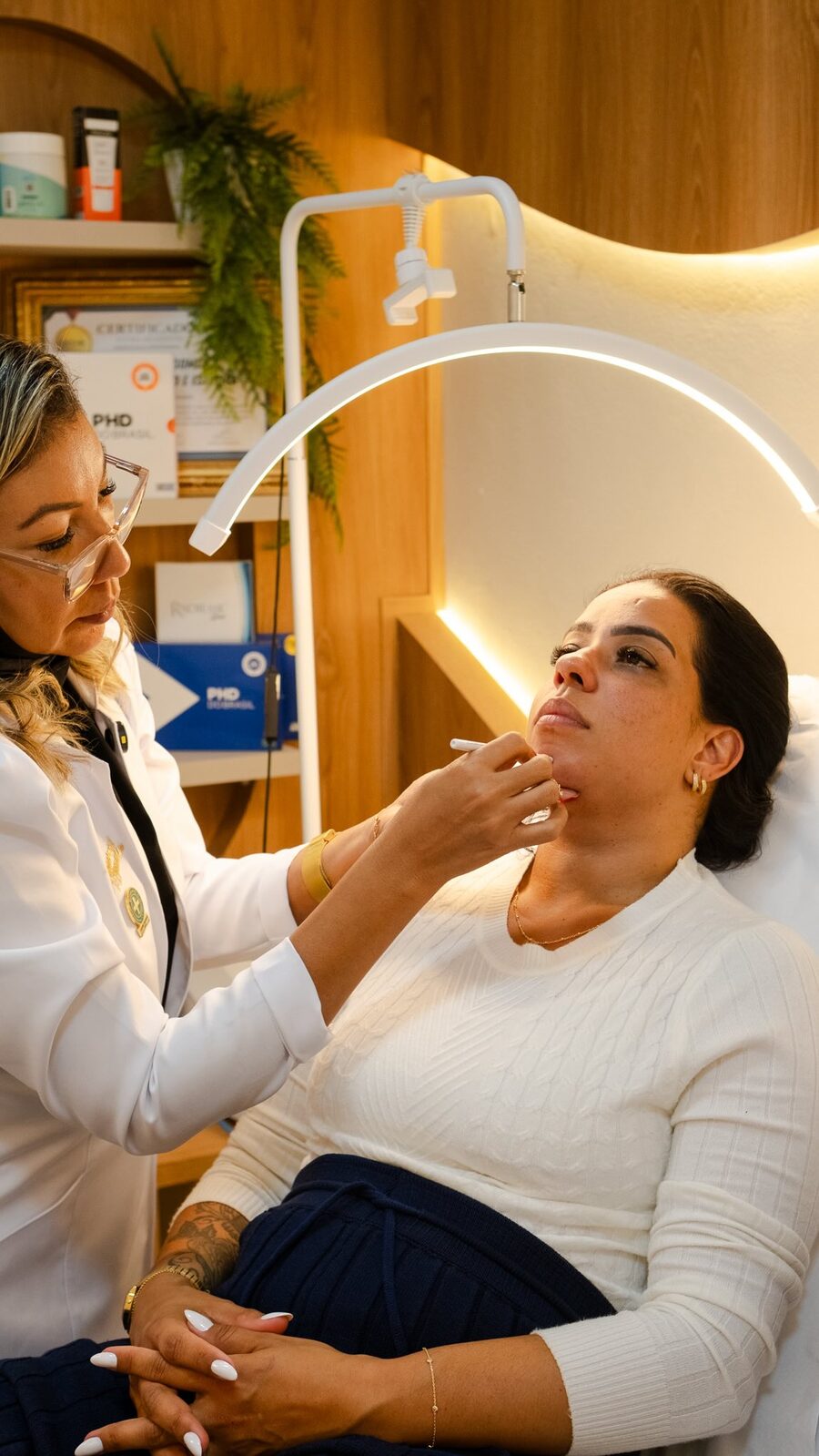 Dra. Francineide Gomes realizando avaliação facial em paciente